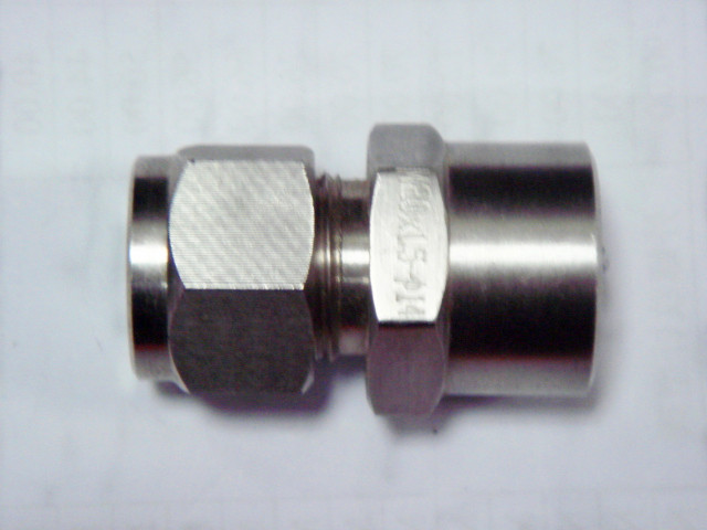 卡(ka)套式壓(ya)力表直(zhi)通接頭(tou)