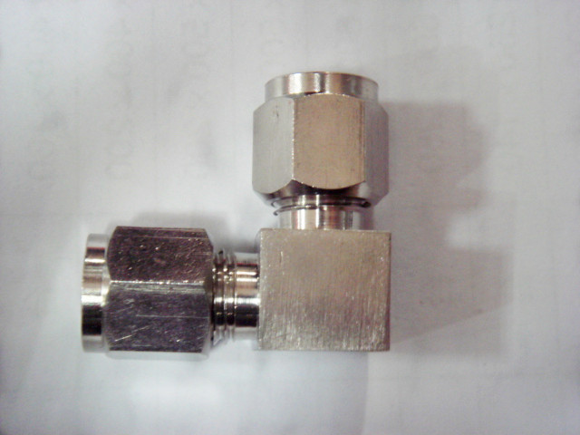 卡(kǎ)套彎頭(tóu)中間接(jiē)頭