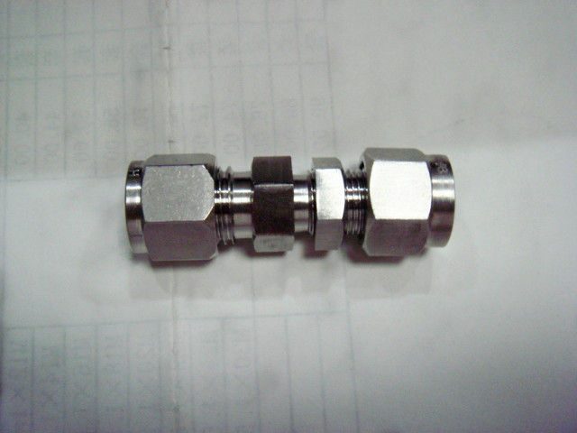 卡(kǎ)套直通穿(chuan)闆接頭